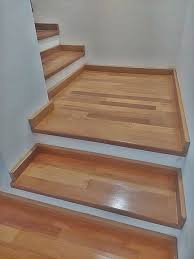 revestimento de escadas em madeira