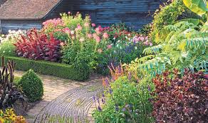 Alan Titchmarsh Reveals Hot Colours For