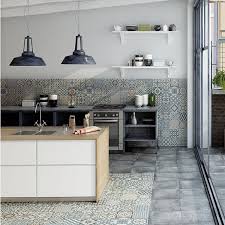 Combining Patterned And Plain Tiles