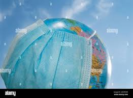 Un globe dans un masque médical contre un ciel bleu. Une pandémie mondiale,  le concept de protection contre le coronavirus, extérieur, été Photo Stock  - Alamy