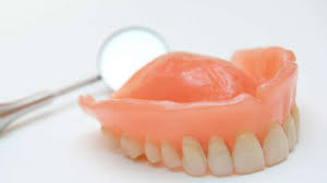 Gigi palsu atau gigi tiruan biasanya digunakan untuk menggantikan gigi yang telah rusak. Tips Agar Gigi Palsu Tahan Lama