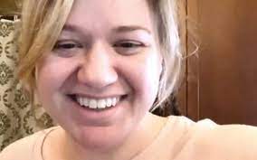 kelly clarkson posted a makeup free