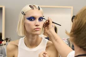 these blue eyeshadow trends set to