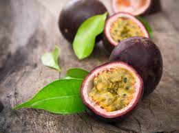 Passion fruit health benefits includes providing essential nutrients to the body, supporting body immune system, may help to fight cancer, rich source of vitamins, support digestion. Fruit De La Passion Six Bonnes Raisons D En Manger Sante Magazine