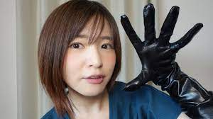 黒の革手袋でくすぐりこちょこちょ Gloves Tickle Black leather gloves tickle #110 - YouTube