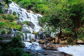 Gambar gunung dan air terjun dengan keindahan alam sekitar. Air Terjun Mae Ya Dikatakan Pemandangan Paling Cantik Di Thailand Rileklah Com