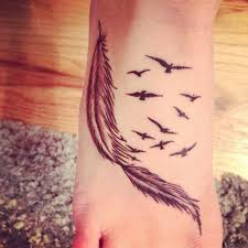 Tattoo feder vögel tattoo ideen vorlagen wirbelsäulen tattoo wörter tattoos körperkunst tattoos federtattoos kleiner vogel tattoos tatoo. 23 Feder Tattoo Designs Auf Verschiedenen Korperstellen