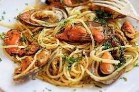 Faire cuire les spaghetti 8 minutes. Spaghetti Aux Fruits De Mer A L Italienne Marmite Du Monde Recette Cuisine Italienne Recette Pate Italienne Spaghetti Recette