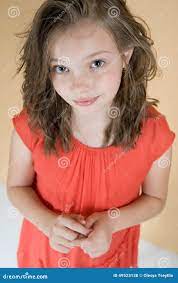 Petite Fille Modeste (8 Ans) Photo stock - Image du brun, enfant: 49523138