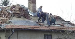 Видът на покрива за скатния покрив например са необходими материали, способни да се изкривяват, така че да не увредят покритието. Nov Vid Izmami S Remonti