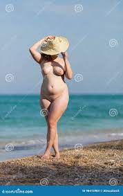 Mujer Madura Gorda Desnuda Que Presenta En Cara De Ocultación De La Playa  Foto de archivo 
