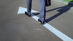男性のビジネス スーツは白の矢印に沿って歩いて人の人生で正しい道を進んで - 1人のストックフォトや画像を多数ご用意 - iStock