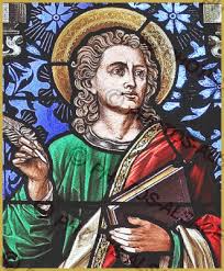Photo de l'apôtre évangéliste Saint Jean sur le vitrail de la verrière à  deux lancettes du choeur de l'ancienne collégiale Saint-Blaise de  Sarrewerden, il est représenté avec l'évangile et une plume à