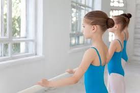 バレエで姿勢がよくなるのは本当？お家でできる簡単エクササイズ | 子どもの未来を考える子育てサイト「未来へいこーよ」