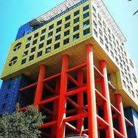 Kahramanmaraş'ta iş merkezi olarak yapılan 19 katlı bina, arama motoru google'da 'dünyanın en saçma binası' olarak arandığı zaman 290 bin sonuç arasında ilk sırada yer alıyor. Dunya Nin En Sacma Binasi Kahramanmaras Ta Etkinlik Hizmeti