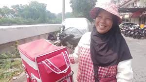 Yakult distributes its products in 2 ways: Ibu Neni Menyambung Hidup Dengan Berjualan Yakult Selama 11 Tahun Menggunakan Sepeda Setiap Hari Youtube
