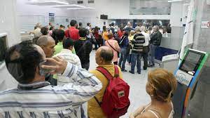 Caos en los bancos de Venezuela tras el decreto de Nicolás Maduro que saca  de circulación los billetes de 100 bolívares - Infobae