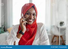 Mujer Negra Positiva Con Hijab Hablando Por Teléfono Móvil Teniendo Una  Agradable Conversación Con El Cliente Sentado En La Oficin Foto de archivo  - Imagen de funcionamiento, negro: 255718084