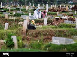 En tant que tradition locale pour les musulmans indonésiens avant le Saint  mois de jeûne du Ramadan, les femmes réagissent en visitant la tombe de  leur parent, qui est décédé l'année dernière