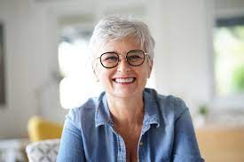 Quelle coiffure pour femme de 60 ans avec lunettes ? - LifeStyle Conseil