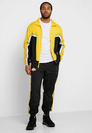 All the best los angeles lakers gear and collectibles are at the official shop.cbssports.com. Buy Nike Black Los Angeles Lakers Courtside Tracksuit For Men In Mena Worldwide Cd2650 010