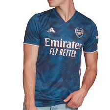 Feita com poliéster, a peça apresenta tecnologia no tecido, além de trazer o canhão, símbolo do clube logo abaixo da gola. Camiseta Adidas 3a Arsenal 2020 2021 Azul Futbolmania