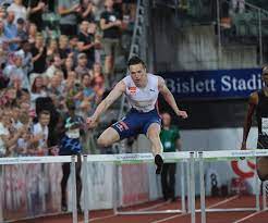 Kevin young had held the previous world record with 46.78 since the olympic final in barcelona in 1992. Karsten Warholm Breaks 400m Hurdles World Record News
