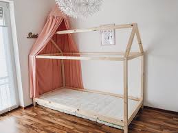 Sie können sich sogar ein kastenbett . Endlich Durchschlafen Diy Hausbett Fur Kinder Nach Montessori Zirbenholzmatratze Von Traumeland Jananibe