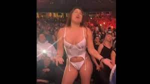 Viral: ¡Mucha ropa! Mujer se desnuda en concierto de Ricardo Arjona 