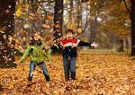 Resultado de imagen de niños jugando en el otoño