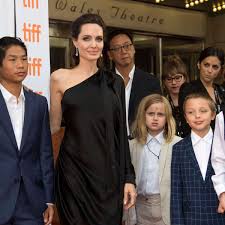 Angelina jolie is one of the most famous stars in hollywood, but when it comes to her family life, she prefers to. Brad Pitt Und Angelina Jolie Einigen Sich Was Mit Ihren Sechs Kindern Passiert Stars