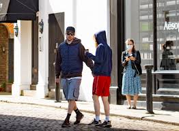 Suki waterhouse is a 29 year old british model. Robert Pattinson And Suki Waterhouse Take Dressed Down Stroll In London Newsbinding