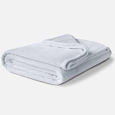 Amazon Com Viscosoft Fleece Winter Blanket Queen Size Soft Plush Lightweight Design Light Gray Throw Blanket Home Kitchen