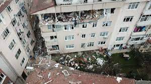 Üsküdar'da 5 katlı binada patlama! Yaralılar var - Son Dakika
