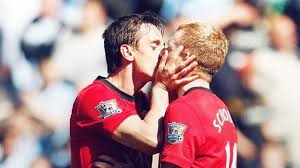 Gary neville ретвитнул(а) oh no. The Story Behind The Kiss Between Gary Neville And Paul Scholes Oh My Goal Youtube
