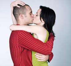 how and when to first kiss a woman