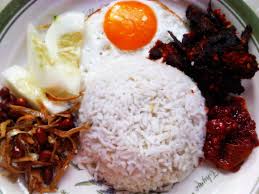 Cara buat sambal ikan bilis sedap. Nasi Lemak Telur Mata Nasi Lemak Is A Malay Traditional Food And Loved By Malaysian Best Served With Fried Egg Sambal Chi Malay Food Traditional Food Food