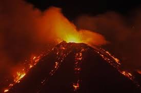 Profitez d'une vidéo de volcano etna eruption, sicily, italy libre de droits d'une durée de 86.000 secondes à 25 images par seconde. O3m0r8c Mstnsm