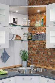 Наличието на ъгловата кухненска мивка освобождава повече пространство за борба. Glova Mivka V Kuhnyata