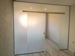 Плъзгащите врати са едно практично, лесно и достъпно решение като завършек на интериора за дома или офиса. Stkleni Plzgashi Vrati Stkleni Plzgashi Vrati Ss Zakrita Relsa Plzgashi Se Vrati Ot Stklo Dostpni Ceni Euroglas Sofiya