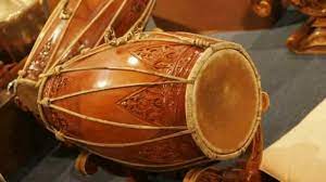 Bentuk alat musik konga adalah bulat kerucut terbuat dari bahan fiberglass, dan bahan dasar nya kayu. Alat Musik Ritmis Memiliki Fungsi Dan Menghasilkan Suara Unik