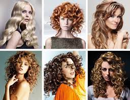 Собранные волосы — частый выбор для торжества. Krasivye Pricheski S Kudryami 100 Foto Idej Na Raznuyu Dlinu Volos