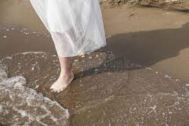 Eine Junge Frau Taucht Sich Nackt in Die Sanfte Welle Der Ebbe Ein.  Stockbild - Bild von leicht, sorglos: 212978441