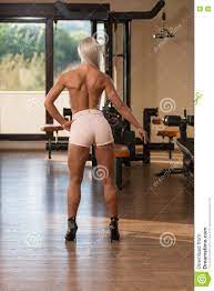 Gesunde Junge Frau, Welche Die Muskeln Nackt Biegt Stockfoto - Bild von frau,  konkurrenz: 78160856