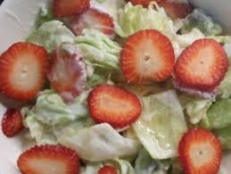 salada fresca de alface com frutas e
