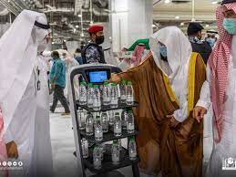 COVID-19: Saudi Arabia now uses robots to give away Zamzam water | Saudi –  Gulf News