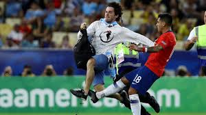 A partida foi entre chile x uruguai, que terminou com a vitória por 1x0 do uruguai. E Copa America Torcedor Invade O Campo Durante Chile X Uruguai Leva Rasteira De Jara E Faz Maracana Cair Na Risada