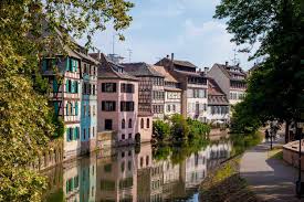 Estrasburgo — en francés strasbourg stʁazbuʁ— es una ciudad situada cerca del río rin, en el noreste de francia, en la región de alsacia. Estrasburgo Y Su Petite France Camping De Strasbourg