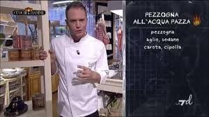 They really accentuate the crazy, using it as an excuse to clean out the refrigerator and add all kinds of ingredients to flavor the water. Pezzogna All Acqua Pazza Simone Rugiati Cuochiefiamme La7 It
