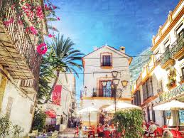 Marbella is known as a glamorous resort town and is a favourite location with the rich and famous, boosted by foreign residents who are seduced by the lifestyle. Beste Reisezeit Fur Marbella Klima Und Wetter 2 Monate Zu Vermeiden